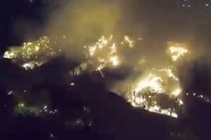 Don Torcuato: 20 dotaciones de bomberos apagaron un incendio en una papelera