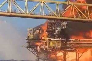 Impresionante incendio en una plataforma de gas en el golfo de México: hay al menos tres desaparecidos
