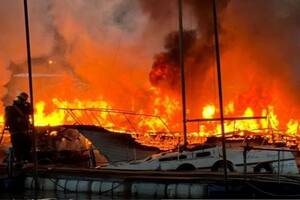 Incendio en una playa de Gualeguaychú que afectó a varias embarcaciones.