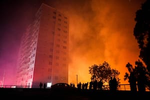 Impresionante incendio en Viña del Mar: un muerto, más de 100 casas destruidas y estado de emergencia