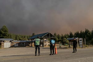 Incendio forestal en Epuyén. Los accesos a los sectores donde se prendieron fuego viviendas están cortados