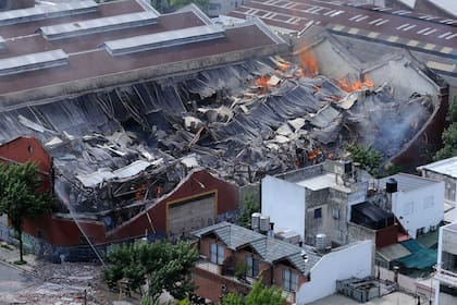 En el incendio y derrumbe murieron ocho bomberos y dos miembros de Defensa Civil