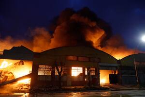 Un voraz incendio en una fábrica de productos plásticos afectó más de diez comercios y casas particulares