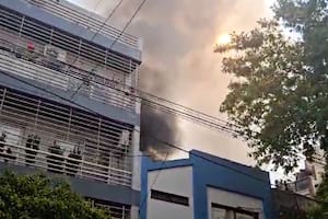 Un incendio en un depósito de pintura obligó a evacuar una escuela con 80 alumnos en Balvanera
