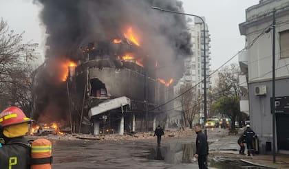 Incendio y derrumbe en un depósito de La Plata: colapsó el frente del edificio.