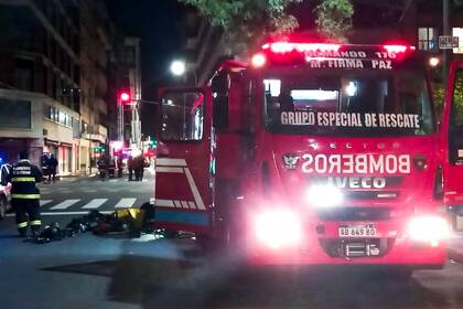 Incendio y rescate en altura, en el Hotel de las Américas. Libertad al 1000. Fue rescatado por bomberos el jugador de Rentistas de Uruguay Francisco Duarte, equipo que hoy juega contra Racing por la Copa Libertadores.