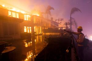 Un repentino incendio en California arrasó a unas veinte mansiones