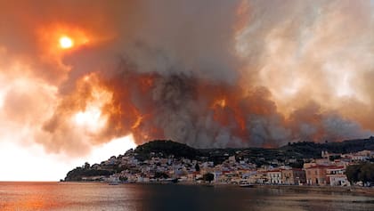 Incendios cerca del pueblo de Limni, en la isla de Evia, unos 160 kilómetros al norte de Atenas (AP Photo/Michael Pappas)