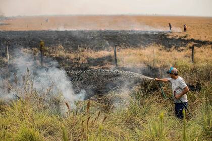 Incendios en campos, sobre ruta 5, cercanos a la ciudad de Corrientes.