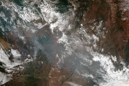 Imagen saltelital de los incendios donde se pueden ver las nubes de humo sobre la tierra 