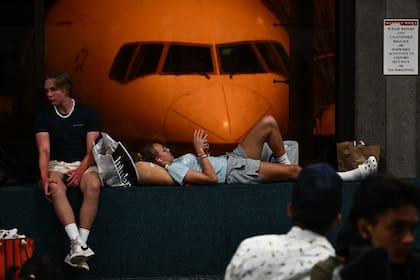 Miles de turistas se encuentran varados en el aeropuerto por la cancelación de vuelos