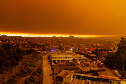 Incendios fuera de control en el sur de Chile: al menos 15 muertos y más de 50.000 evacuados.