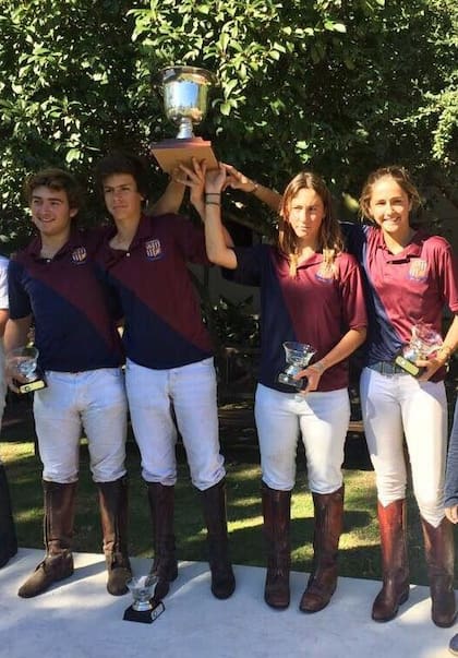 Inciarte, Guerrero y Milagros y Candelaria Fernández Araujo, con la Copa Zeus