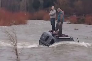 Intentaron cruzar el río en camioneta y quedaron varados en medio del agua