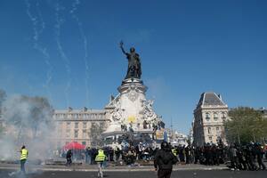 Los "chalecos" dan otro ultimátum a Macron: disturbios y más de cien detenidos