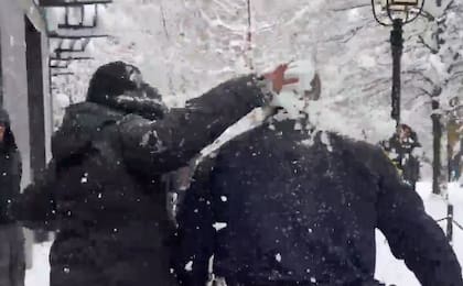 Incidentes con bolas de nieve contra policías en Nueva York. Fuente: X