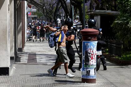 Incidentes con la gente que busca ingresar al sepelio de Diego Maradona en Casa Rosada