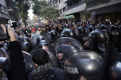 Incidentes con la policía durante la manifestación en apoyo a la vicepresidenta Cristina Fernández de Kirchner.