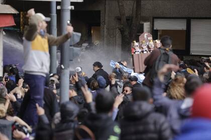 Incidentes con la policía durante la manifestación en apoyo a la vicepresidenta Cristina Fernández de Kirchner.
