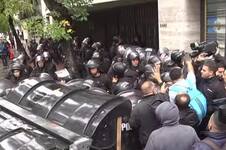 Choferes de la UTA protestaron en la sede en contra del acuerdo salarial: tensión con la Policía