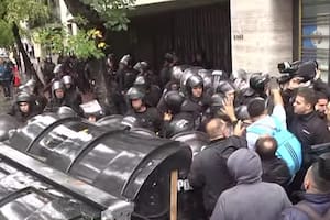 Choferes de la UTA protestan en la sede en contra del acuerdo salarial: hay tensión con la Policía