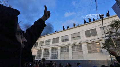 Los trabajadores en el techo de la fábrica resisten para no ser desalojados