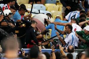 Un policía de Río de Janeiro justificó la represión a los hinchas argentinos en el Maracaná