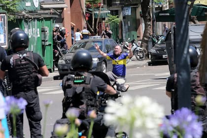 Incidentes en la Avenida 9 de Julio durante el sepelio de Diego Maradona