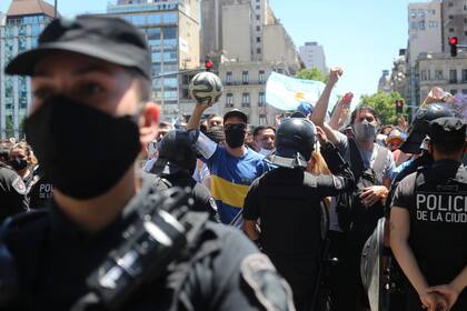 Incidentes en la Avenida 9 de Julio durante el sepelio de Diego Maradona