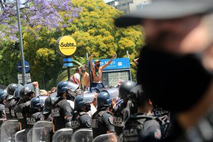 Incidentes en la Avenida 9 de Julio durante el sepelio de Diego Maradona