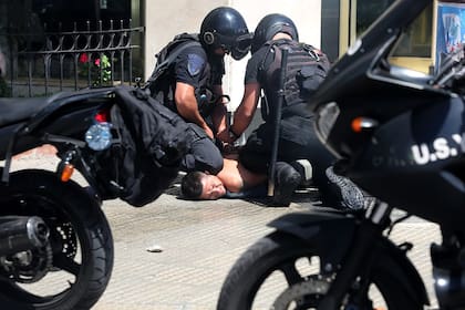 Incidentes en la Avenida 9 de Julio durante el sepelio de Diego Maradona