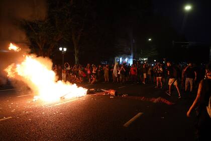 Incidentes en la Plaza del Congreso, los manifestantes quemaron un colchón y la policía respondió con gases y balas de goma