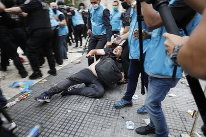 Algunas personas fueron alejadas del lugar por la policía