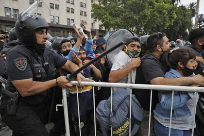 Incidentes en la puerta de Casa Rosada para entrar al velatorio de Diego Maradona