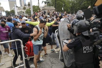 Incidentes en la puerta de Casa Rosada para entrar al velatorio de Diego Maradona