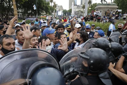 Hubo algunos forcejeos cuando abrieron las puertas de la Casa Rosada