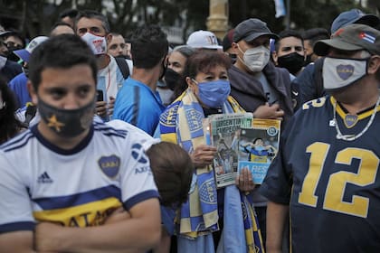 Banderas, carteles, fotos y todo el afecto para despedir al Dios del fútbol