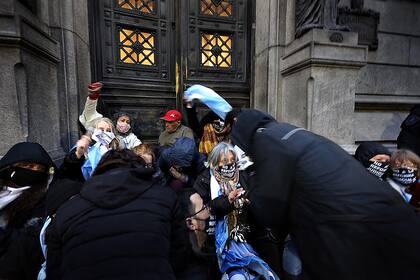 A comienzos de septiembre hubo incidentes con opositores que intentaron ingresar al Congreso para exigir el regreso de las sesiones presenciales