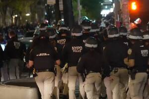 Un gran número de policías entraron al campus de la Universidad de Columbia