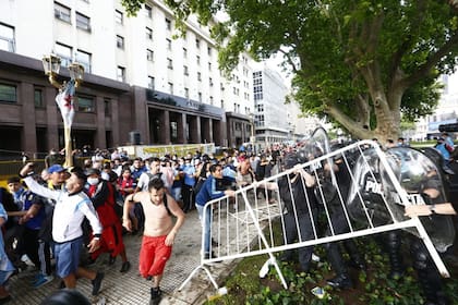 Incidentes entre los seguidores de Diego y la policía