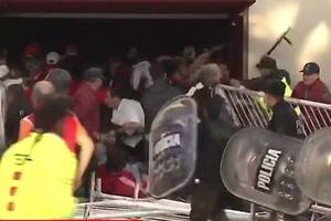 Hinchas sin entradas saltaron las vallas y se enfrentaron con la Policía en el ingreso al Monumental