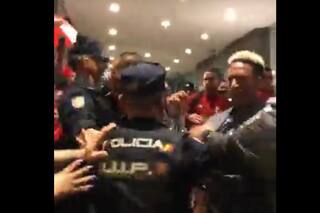 Futbolistas de Perú se enfrentaron con la policía en la puerta de un hotel en Madrid: el arquero fue detenido