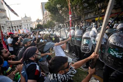 Incidentes entre los manifestantes y las fuerzas de seguridad en las inmediaciones del Congreso de la Nación