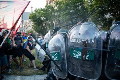 Incidentes entre los manifestantes y las fuerzas de seguridad en las inmediaciones del Congreso de la Nación