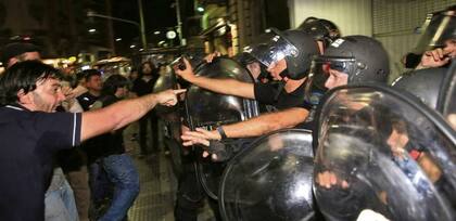 Incidentes entre manifestantes que protestaban contra la OMC y fuerzas policiales, ayer, en Callao y Corrientes