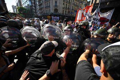 Incidentes entre manifestantes y las fuerzas de seguridad, frente al Congreso