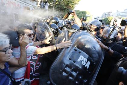 Incidentes entre manifestantes y policías en las inmediaciones del Congreso. Sucedió sobre la avenida Rivadavia