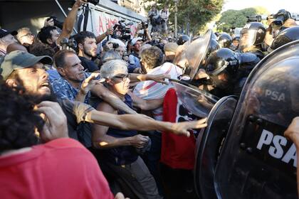 Incidentes entre manifestantes y policías en las inmediaciones del Congreso. Sucedió sobre la avenida Rivadavia