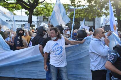 La marcha frente a la quinta de Olivos 