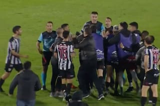 Serios incidentes tras el enojo de los jugadores con el árbitro del encuentro